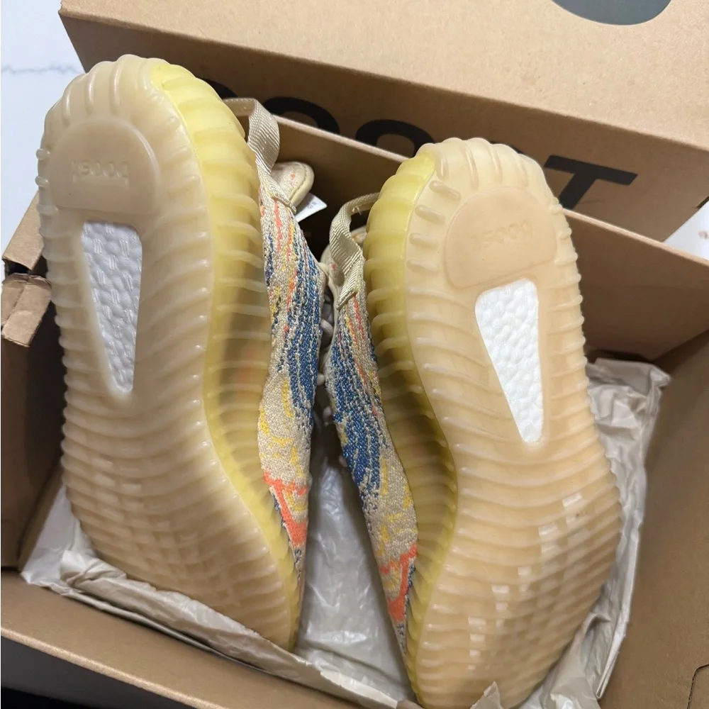 Yeezy Boost 350 V2 - Picture 4 of 9
